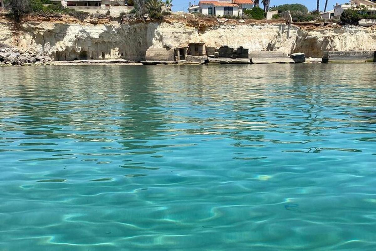 uno specchio d'acqua blu con case sullo sfondo