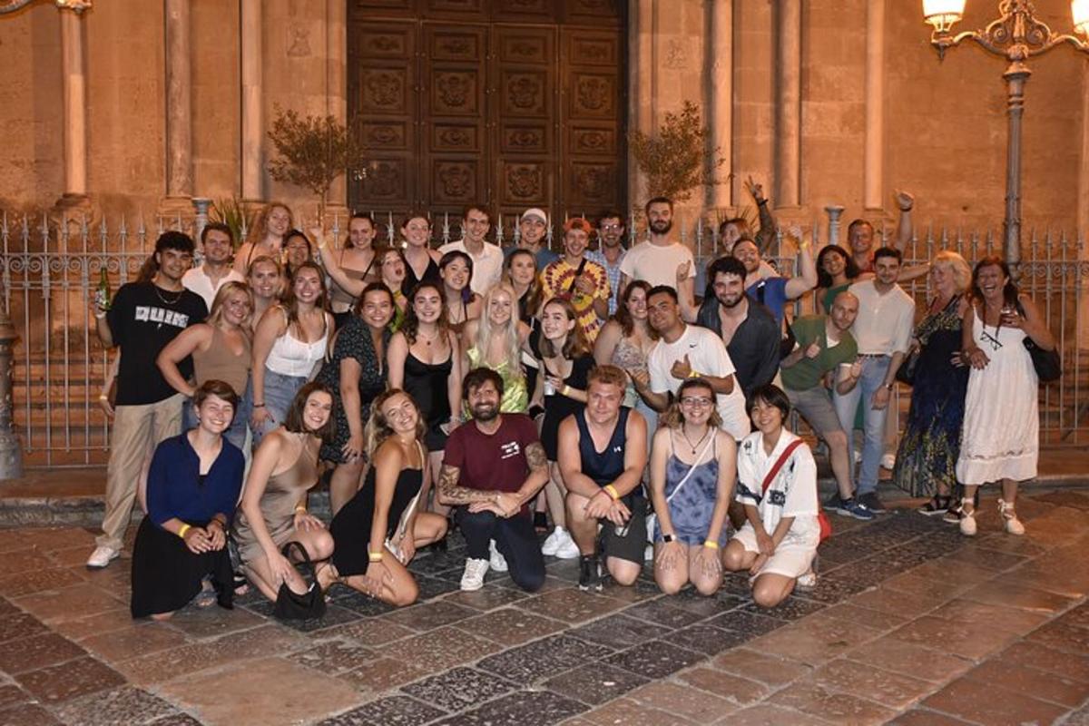 Un grupo de personas posando para una foto frente a un edificio.
