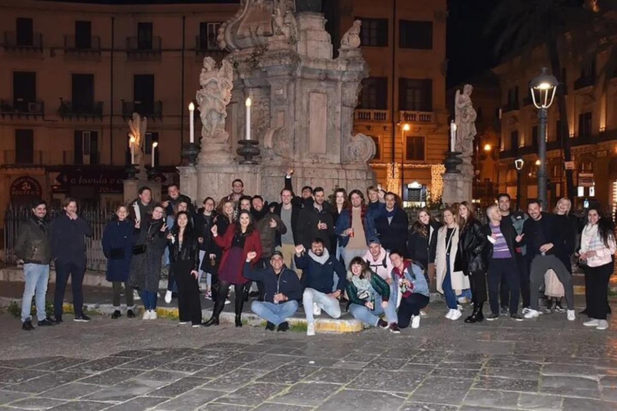Un grupo de personas posando frente a un monumento.