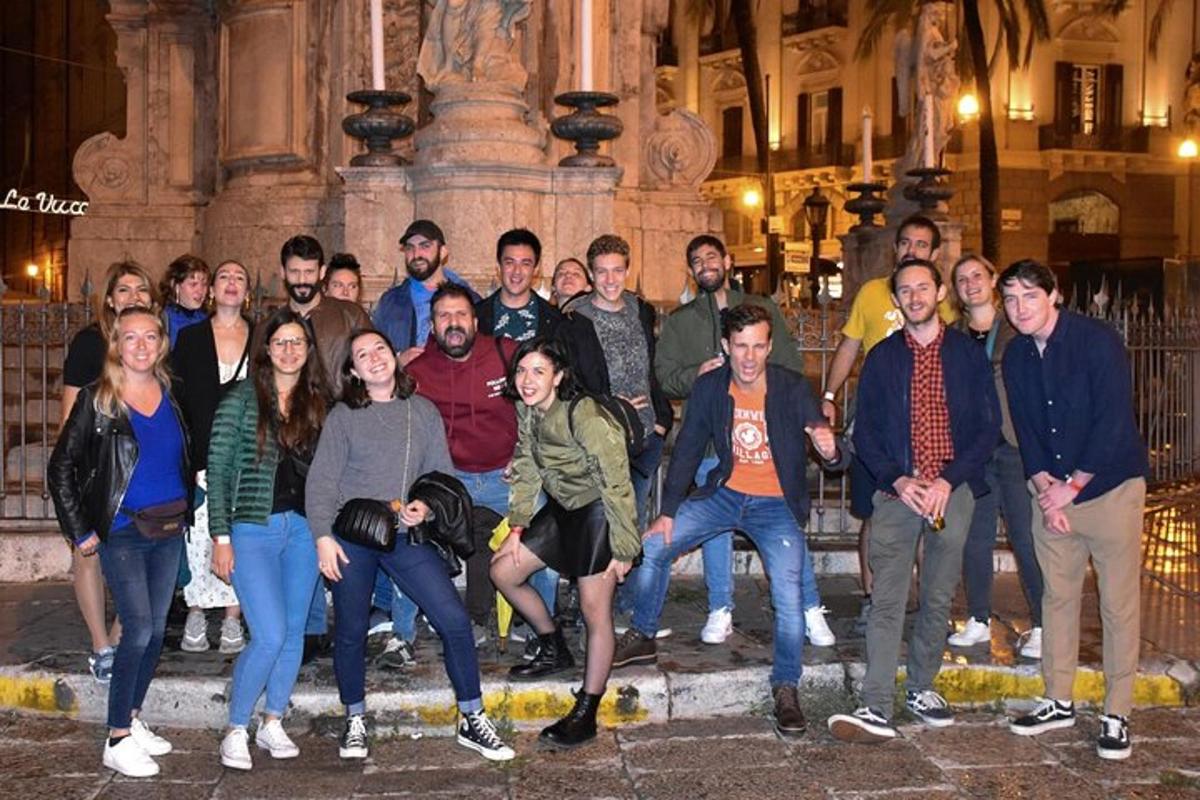 Un grupo de personas posando frente a un edificio.