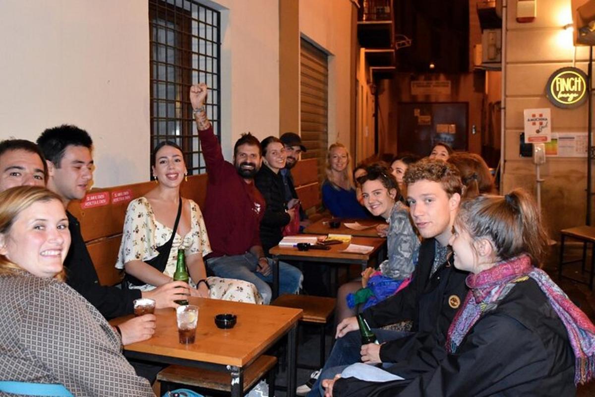 un grupo de personas sentadas en mesas en un restaurante