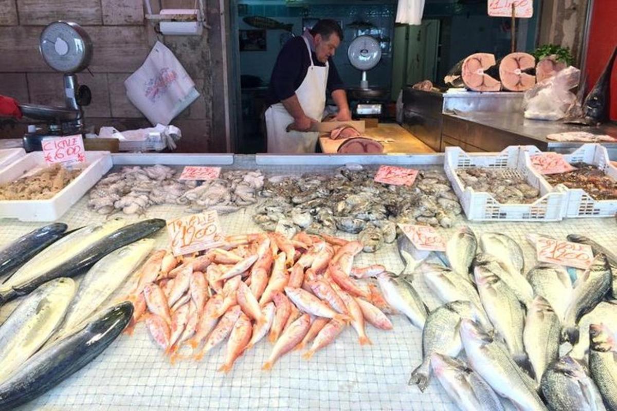 isang palengke na may maraming iba't ibang uri ng isda na naka-display