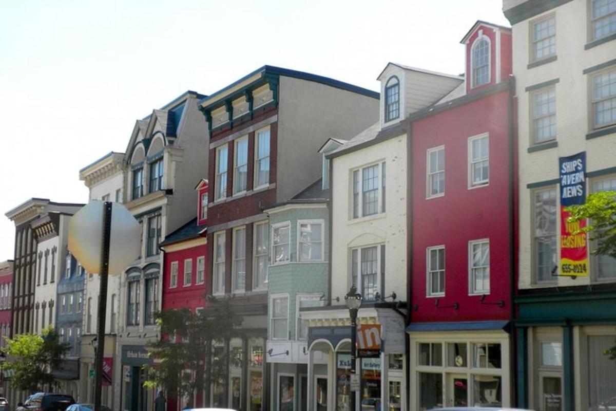 una hilera de edificios coloridos en una calle de la ciudad