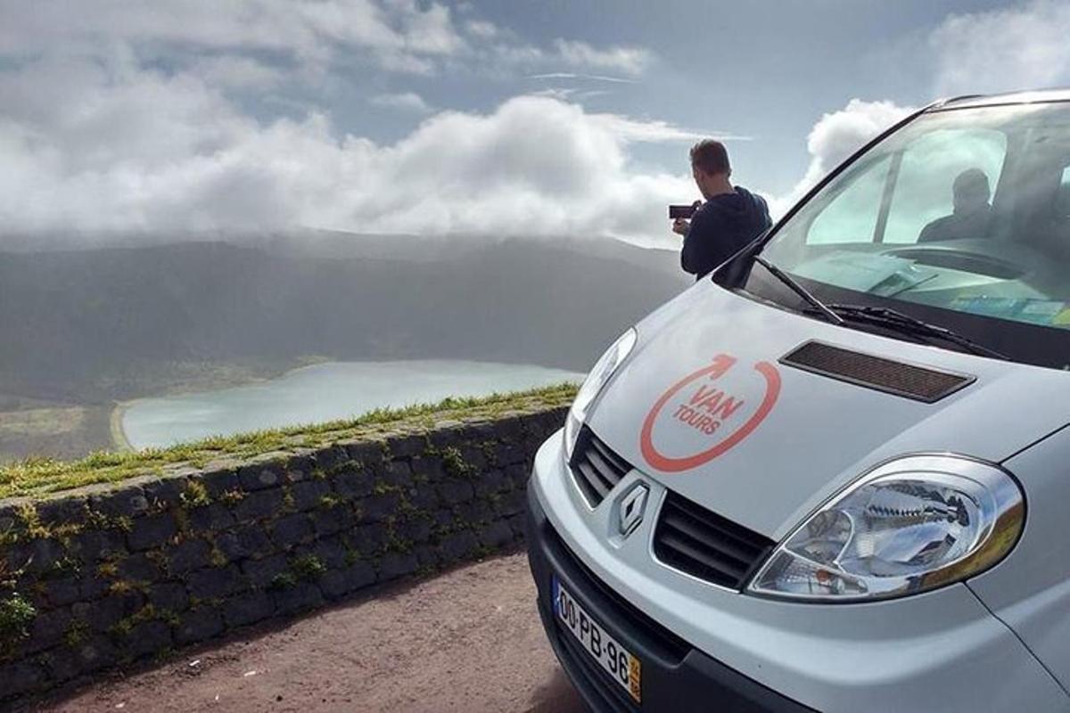maður að taka mynd af bíl