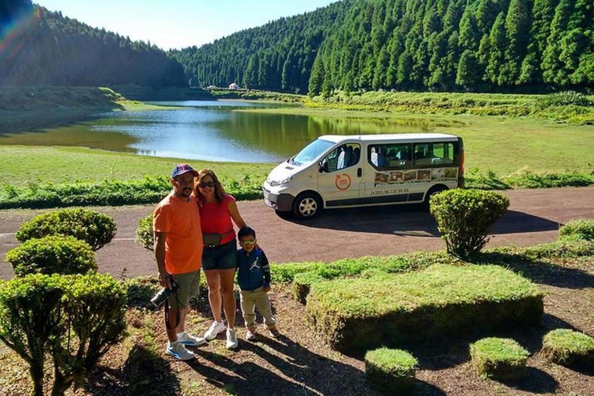una família dempeus davant d'una furgoneta al costat d'un llac