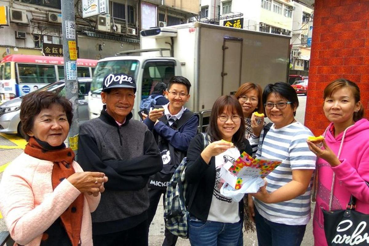 길거리에 서서 음식을 먹는 사람들