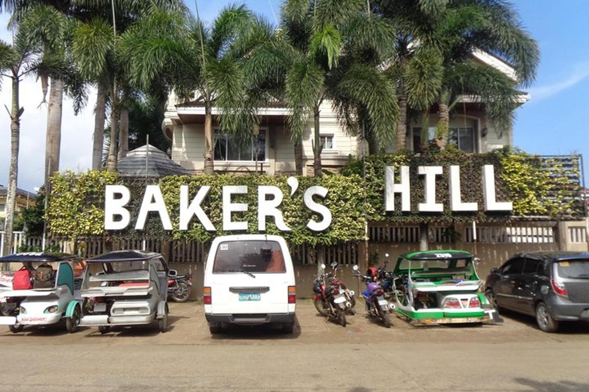 a group of cars and motorcycles parked in front of a building