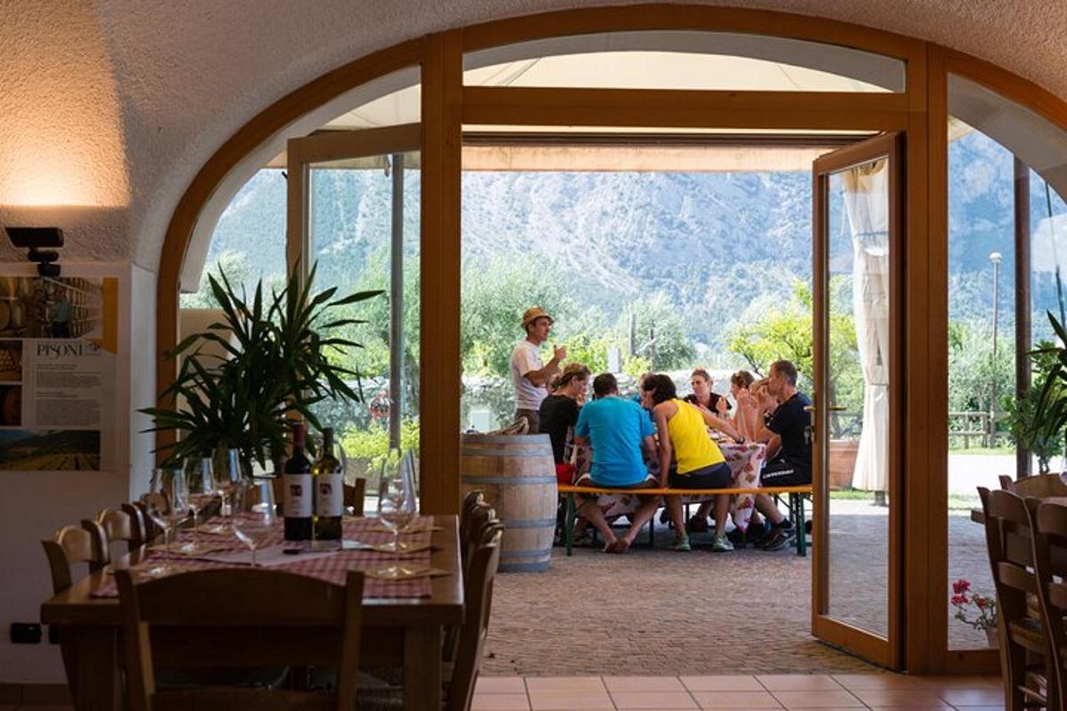 skupina lidí sedících u stolu v restauraci