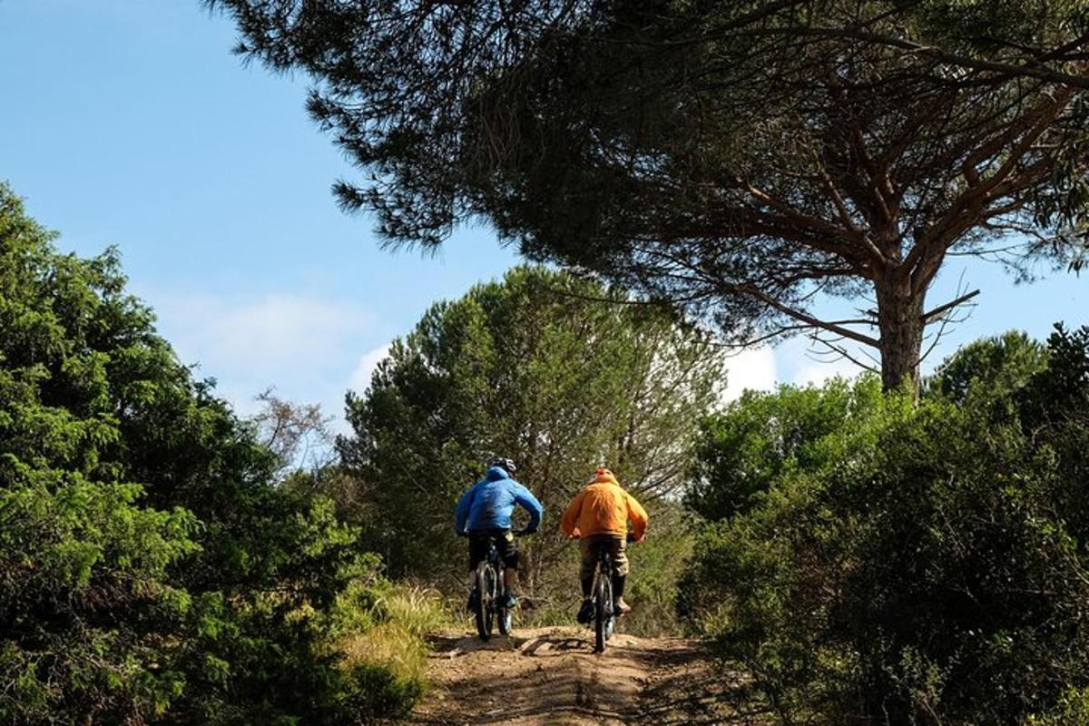 due persone in bicicletta lungo un sentiero sterrato