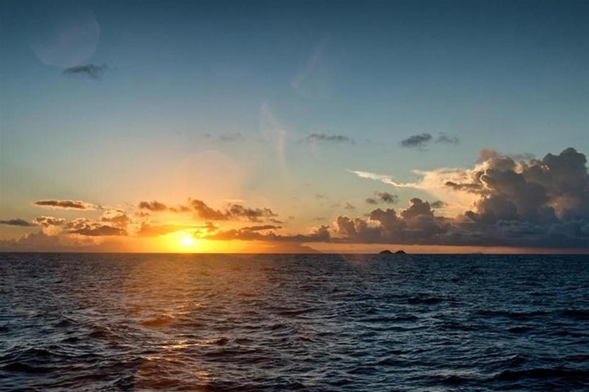 ein Sonnenuntergang über dem Meer mit der untergehenden Sonne