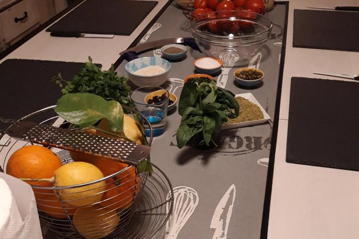 Una mesa con una cesta de frutas y verduras encima.
