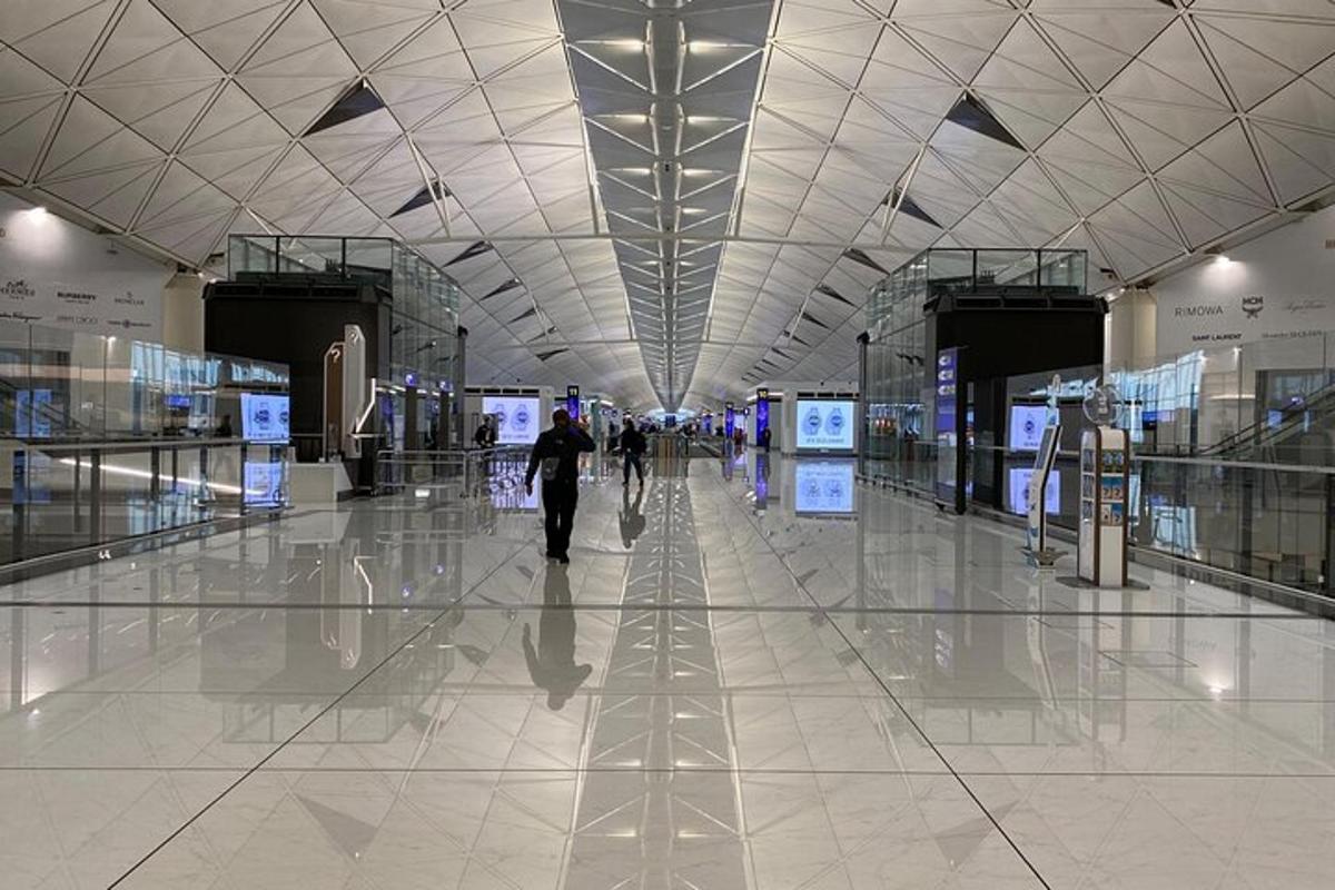 um corredor de um aeroporto com uma pessoa caminhando por ele