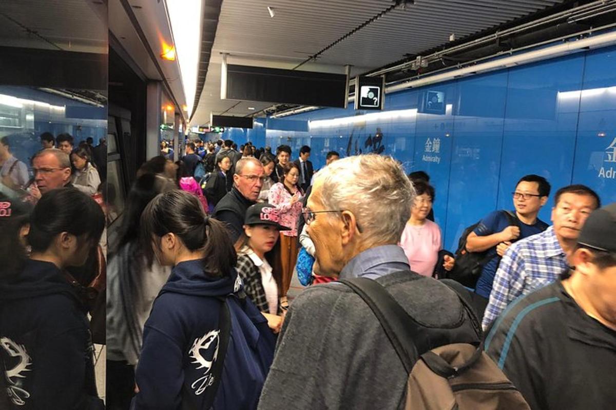 駅に立っている人々の群れ