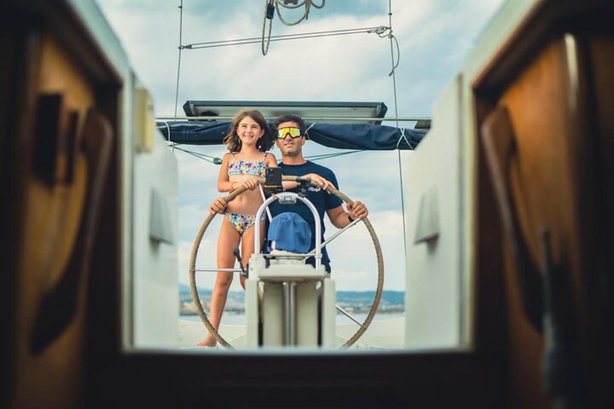 ein Mann und eine Frau sitzen auf einem Boot