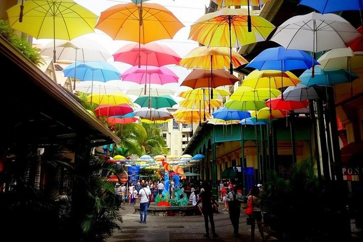 sekelompok payung warna-warni tergantung di atas jalan