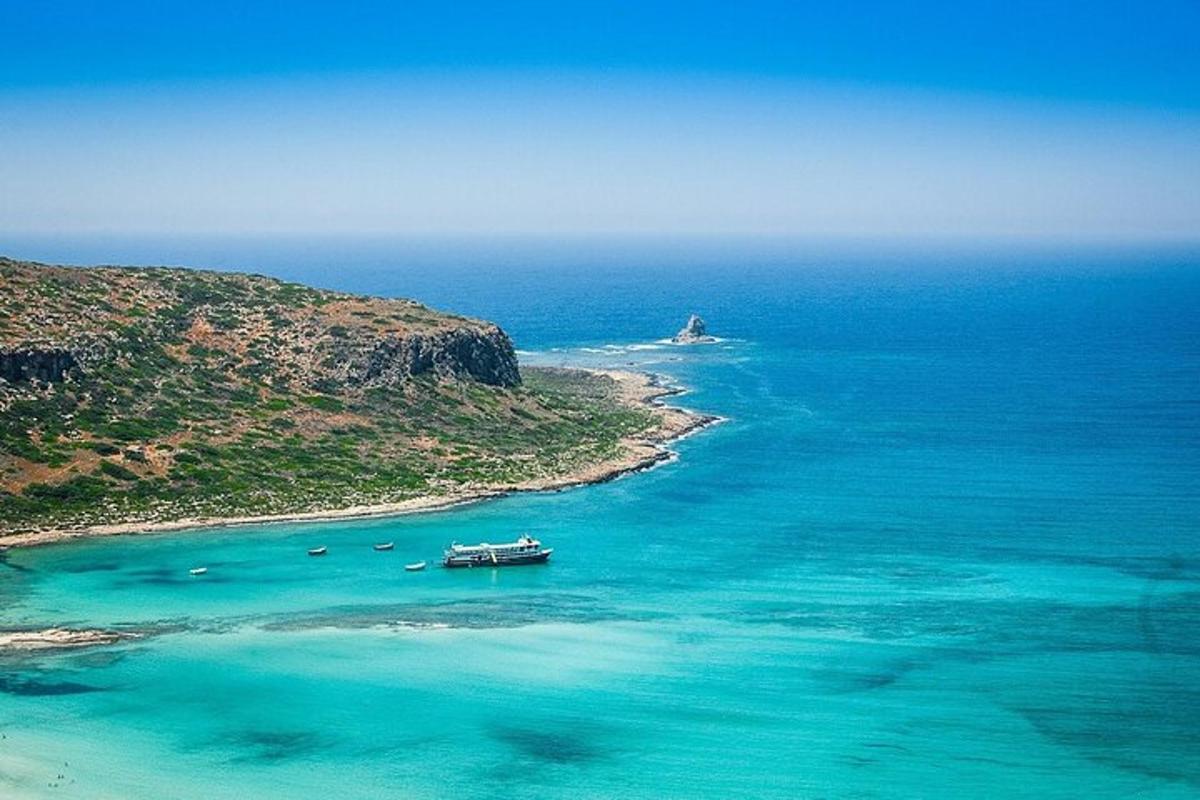 μια βάρκα στο νερό δίπλα σε μια παραλία