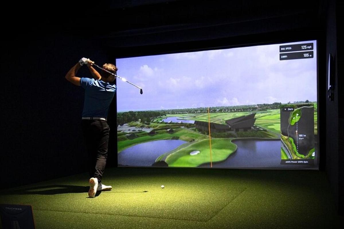 egy férfi golflabdát üt a televízió képernyőjén