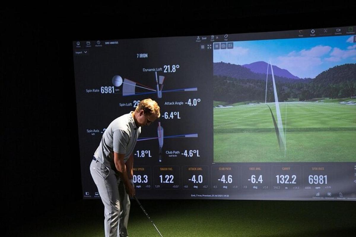 Egy férfi golfozik a képernyőn