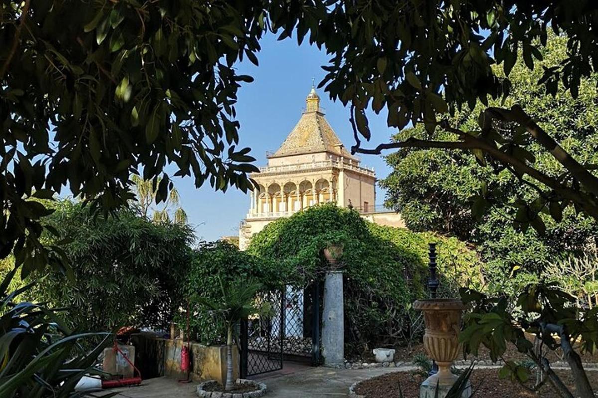 مبنى مع برج في الخلفية مع الأشجار