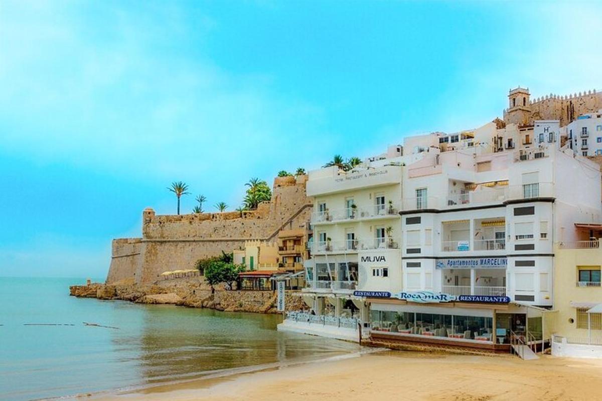 un edificio en la playa al lado del agua