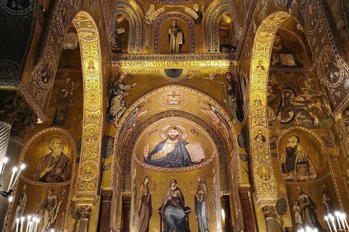 una chiesa con dipinti e statue sul muro