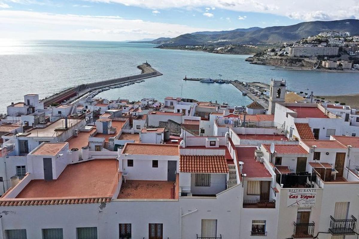 una vista aérea de un pueblo junto al océano