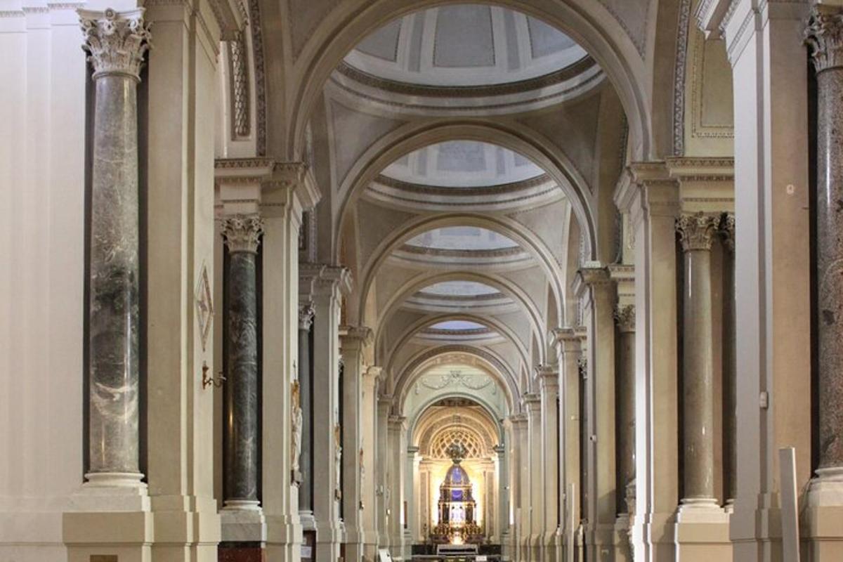 una navata in una chiesa con colonne e soffitti