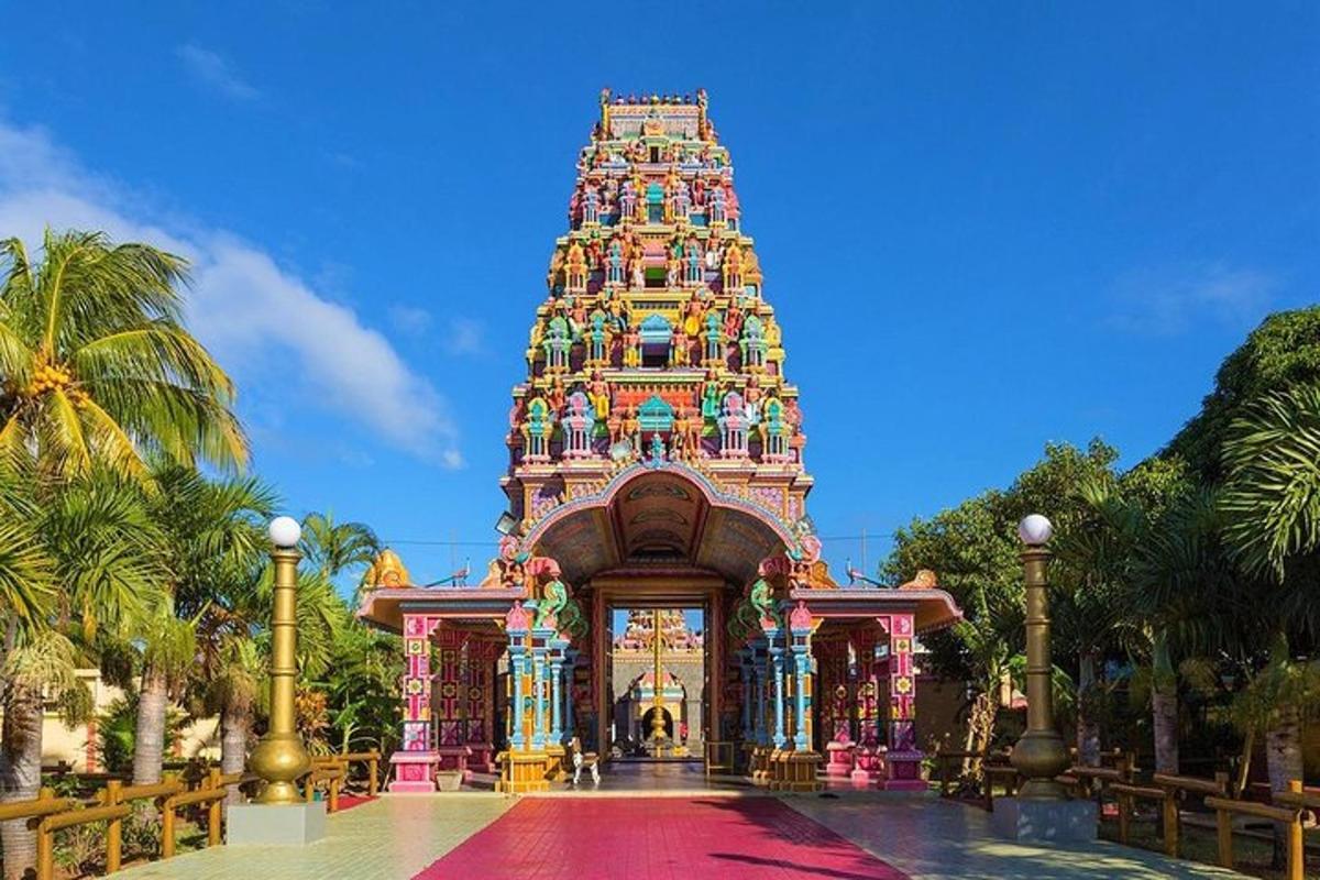 un grande edificio colorato con un'alta torre