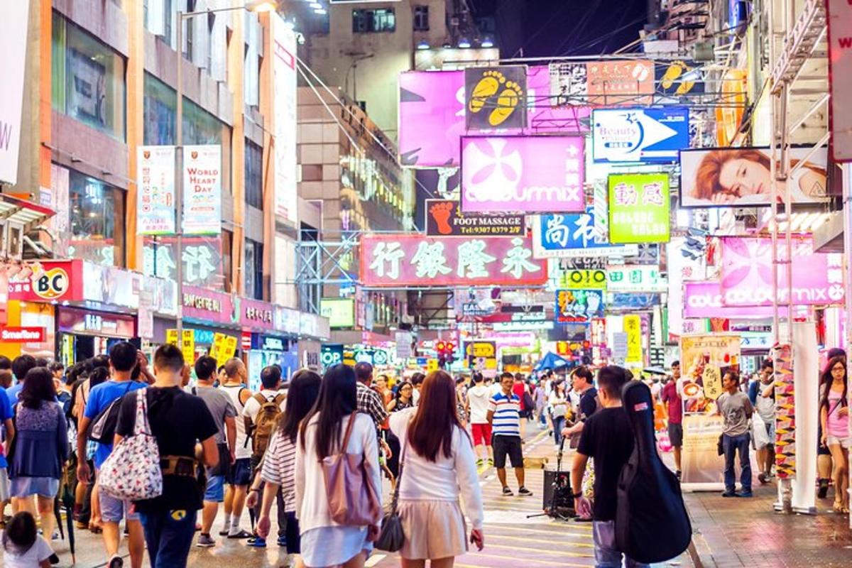 uma multidão de pessoas caminhando por uma rua movimentada da cidade