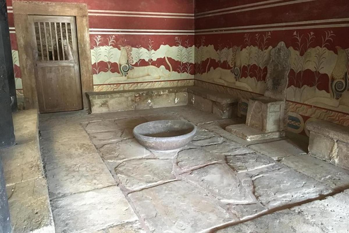um banheiro com uma bacia no chão e uma porta