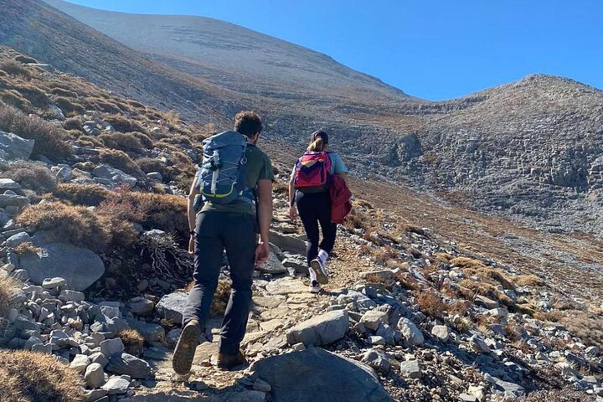 karl og kona að ganga niður fjallslóð