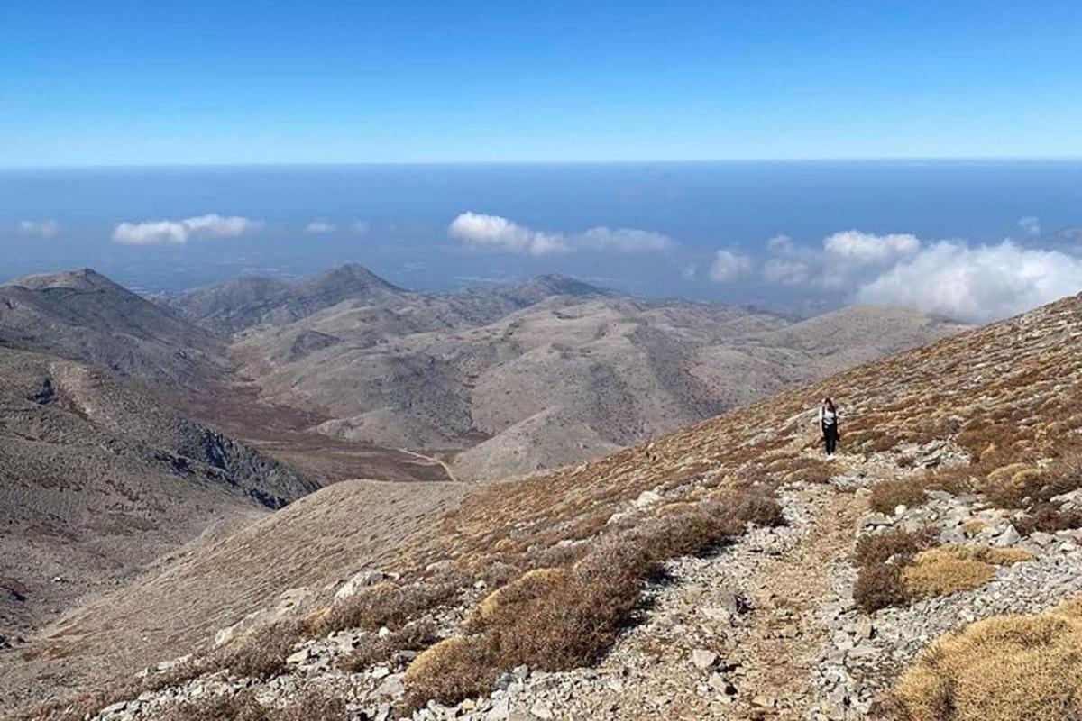 oseba, ki stoji na gori in gleda na razgled