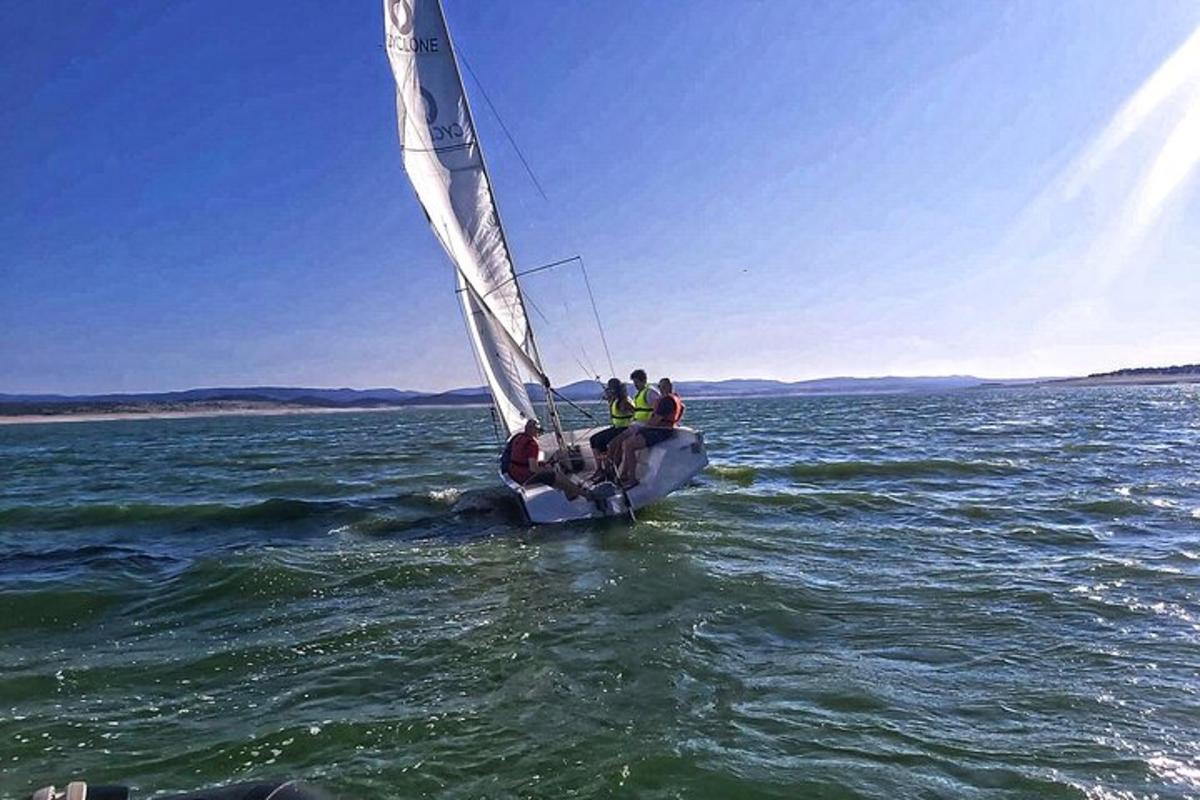 eine Gruppe von Menschen auf einem Segelboot im Wasser
