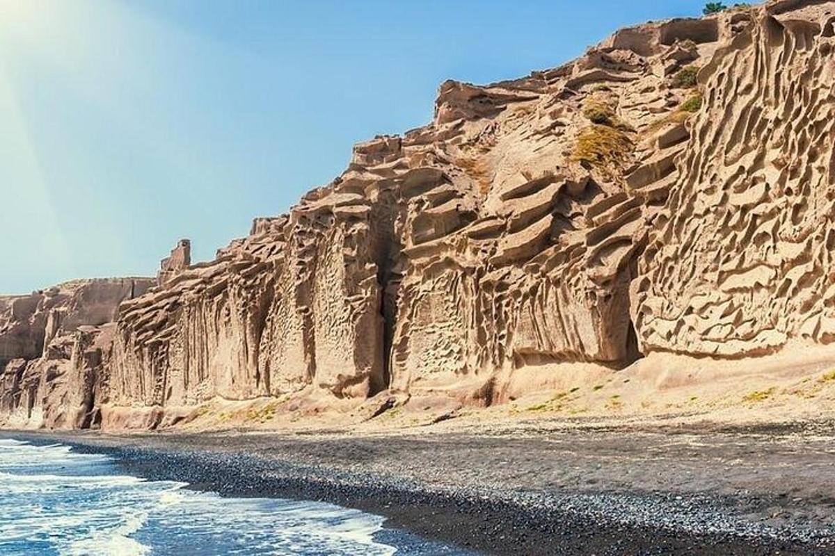 skalnatý útes vedľa pláže s oceánom