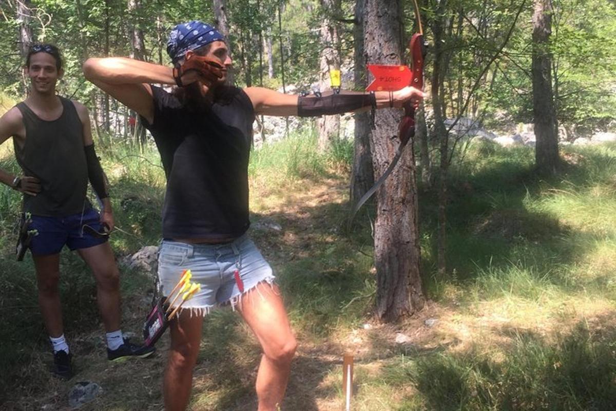 muž drží v lese motorovou pilu