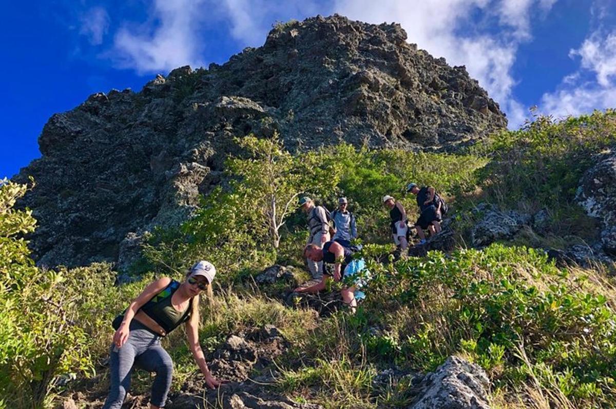 hópur fólks sem gengur upp fjall