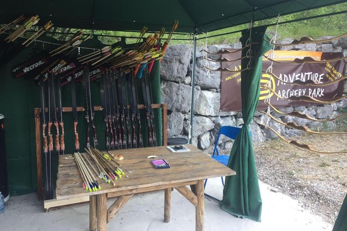 dřevěná lavička před kamennou zdí