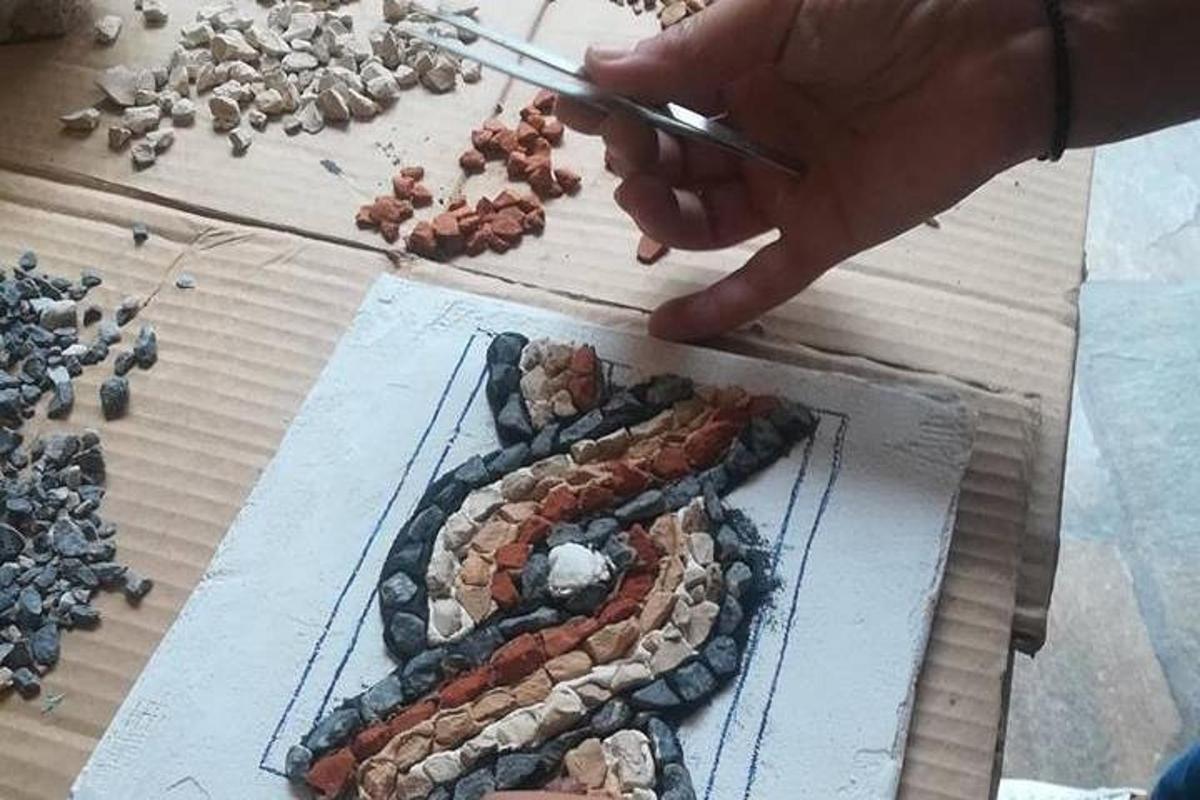Una persona está cortando comida en una tabla de cortar.