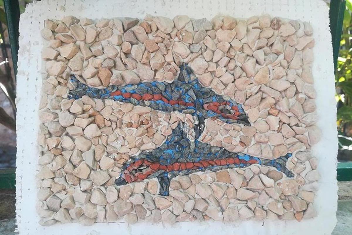 dos pájaros pintados en una pared de rocas