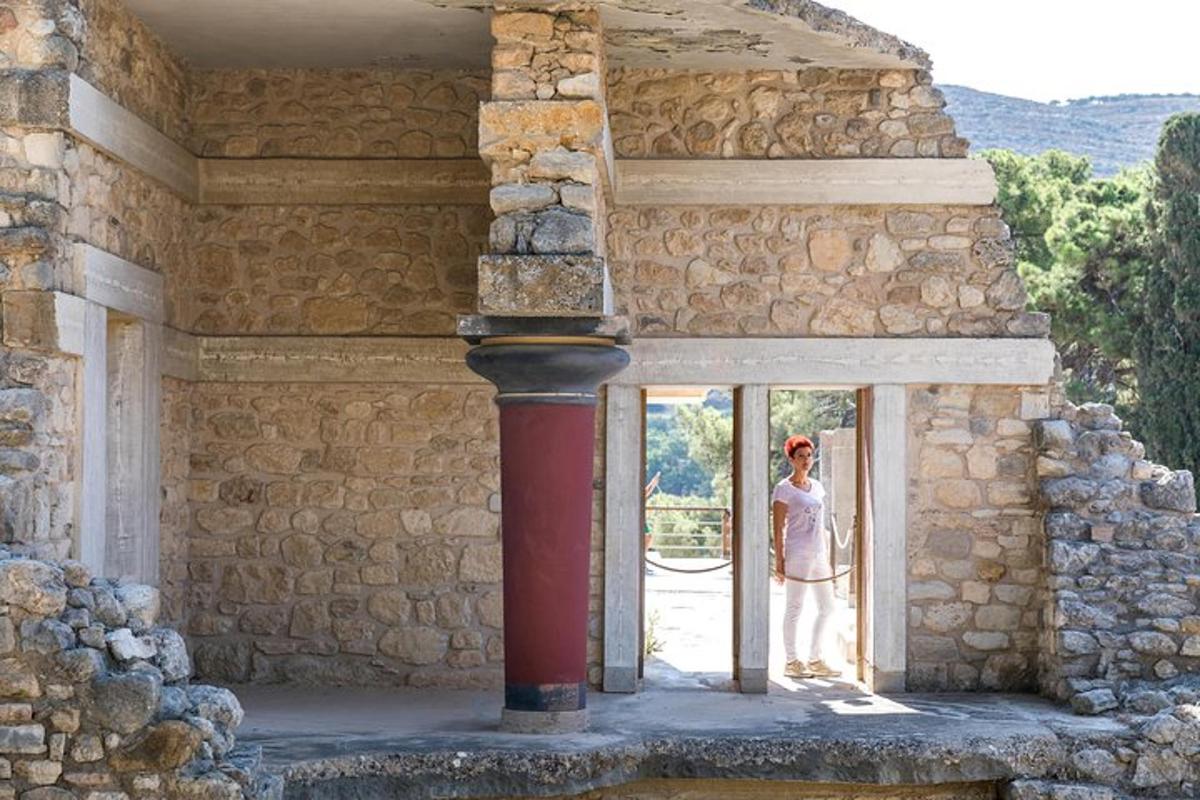 una donna in piedi sulla soglia di un edificio in pietra