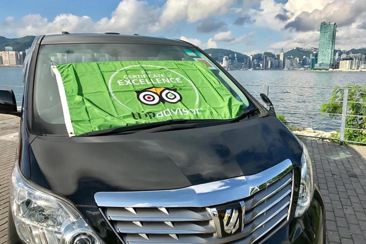 un'auto con un cartello sulla parte anteriore