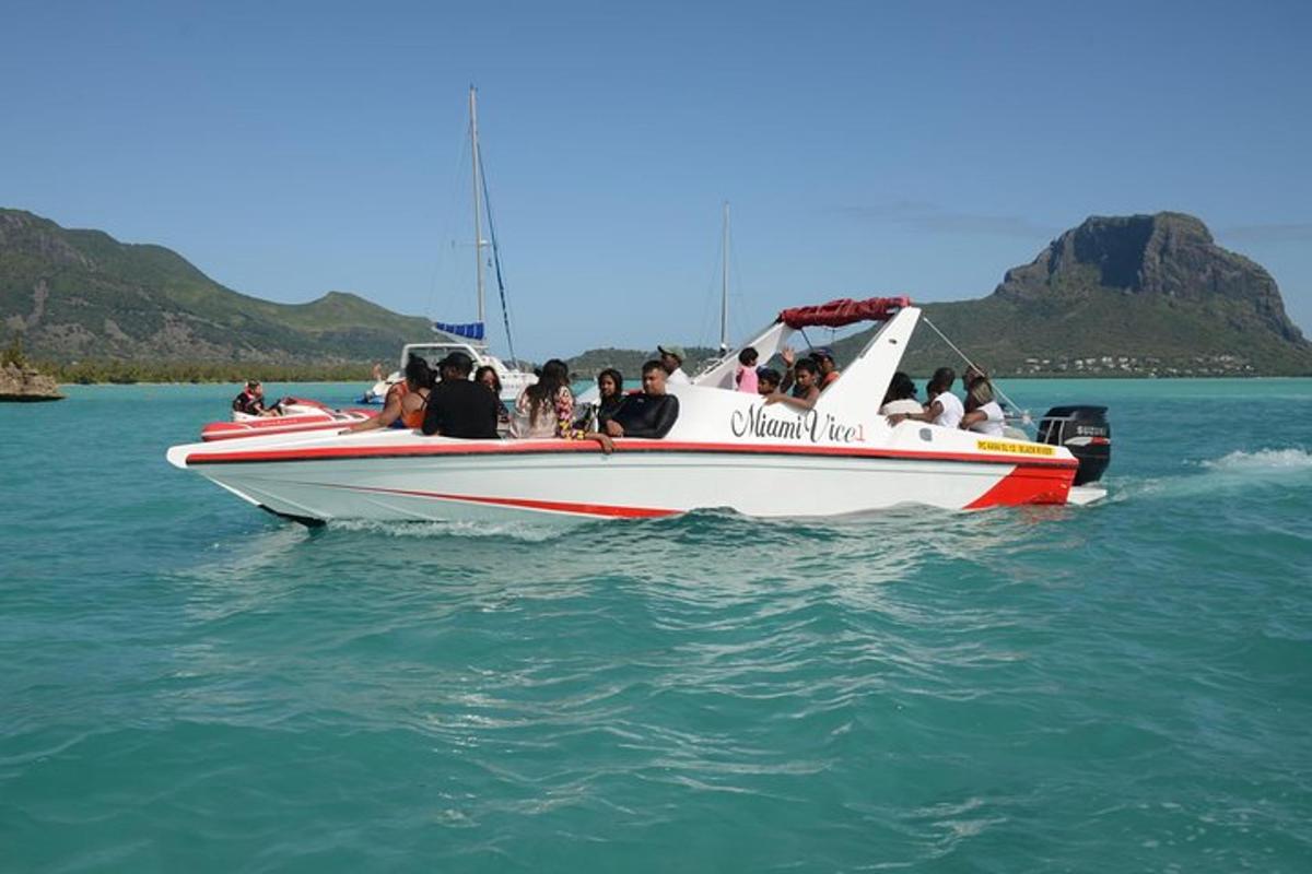 un grupo de personas en un barco en el agua