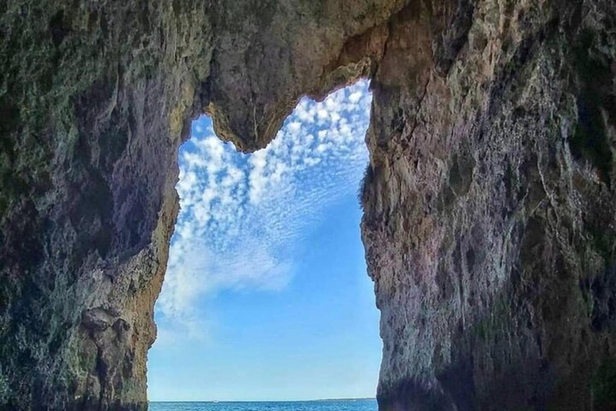 Una vista del océano desde el interior de una cueva.