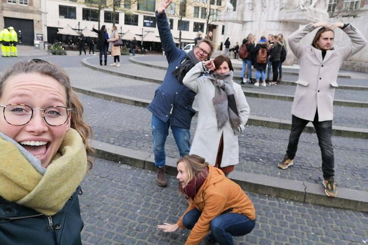 μια ομάδα ανθρώπων που χορεύουν σε έναν δρόμο