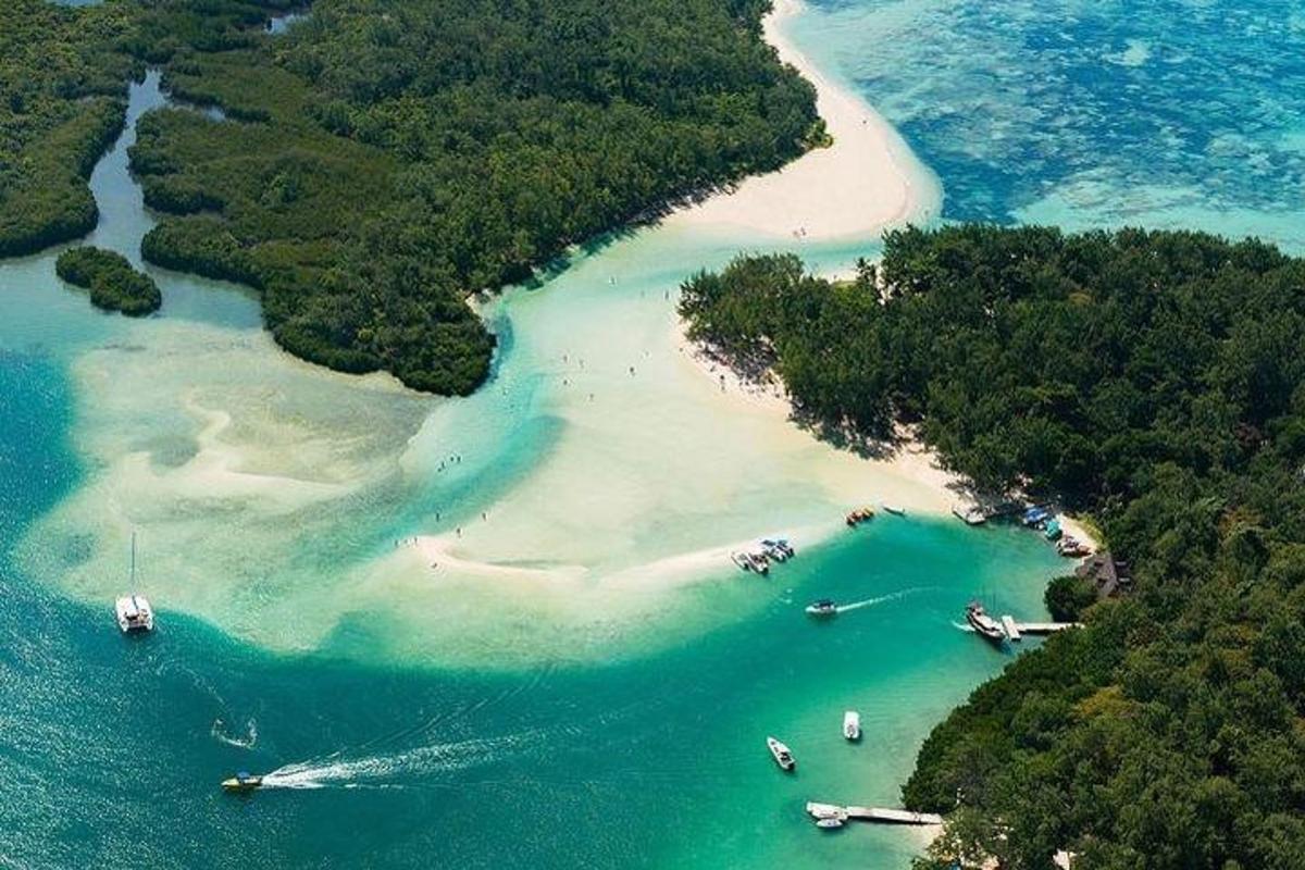 una vista aerea di una spiaggia con barche in acqua