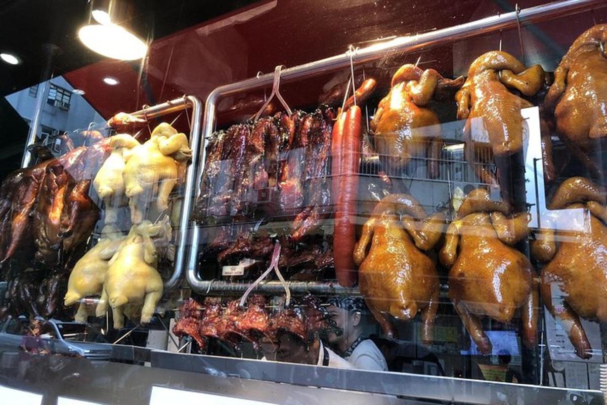 un'esposizione di carne e altri prodotti alimentari in un negozio