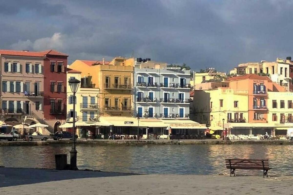 un grup d'edificis al costat d'una massa d'aigua