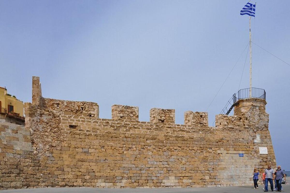 hrad s vlajkou na vrcholu