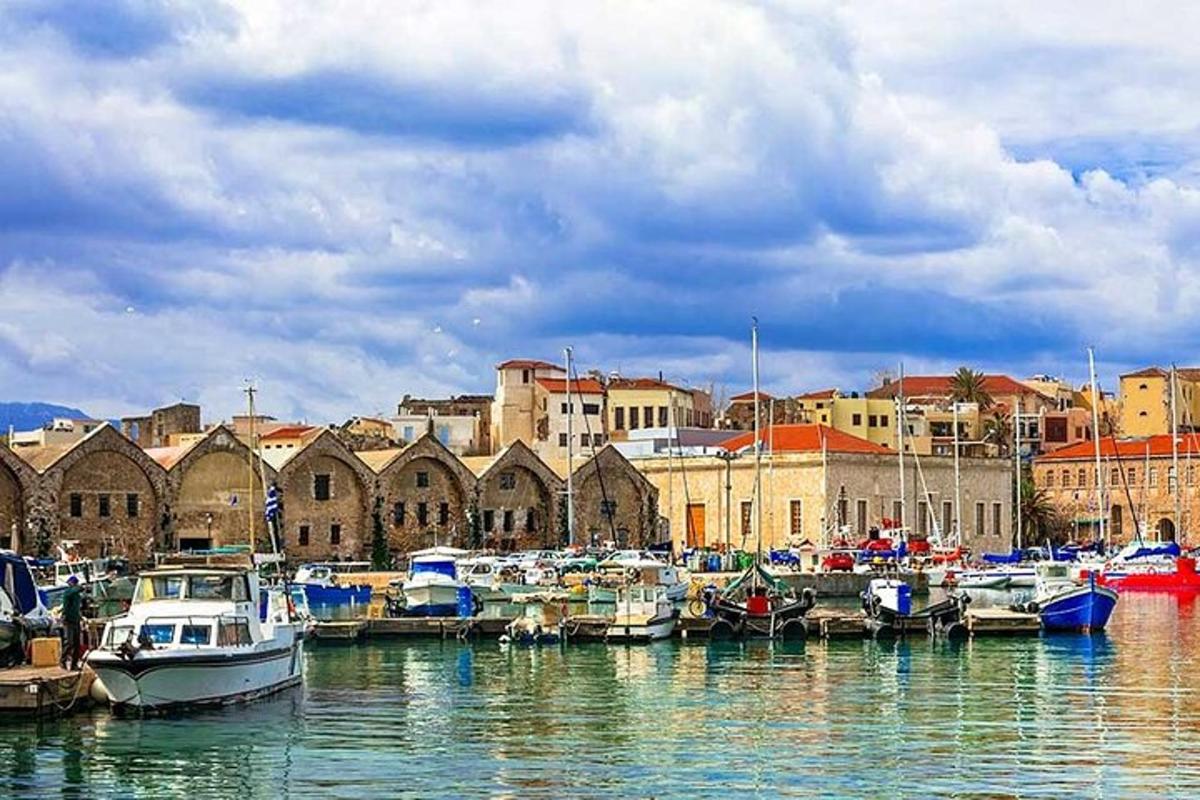 un grup de vaixells estan atracats en un port