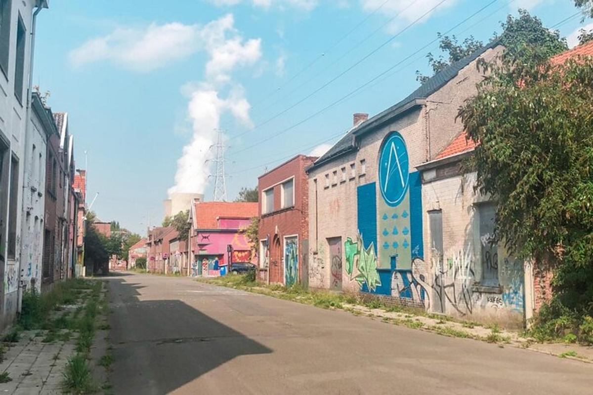 una strada vuota con una pianta con fumo